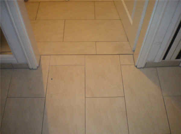 BAU.DE / BAU-Forum: 1. Bild zu Frage "Fliesenverlegung mangelhaft: Rechte, Fristen & M&ouml;glichkeiten bei Pfusch am Bau?" im BAU-Forum "Estrich und Bodenbel&auml;ge"