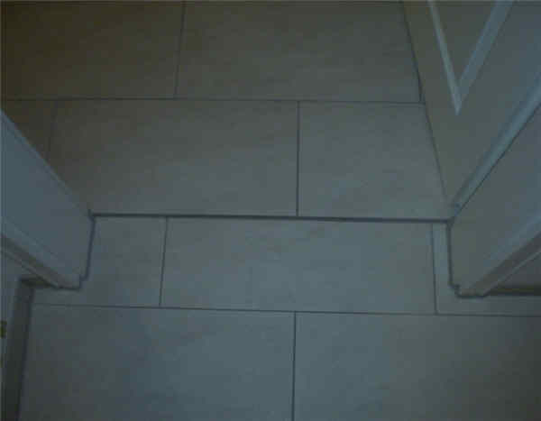 BAU.DE / BAU-Forum: 3. Bild zu Frage "Fliesenverlegung mangelhaft: Rechte, Fristen & M&ouml;glichkeiten bei Pfusch am Bau?" im BAU-Forum "Estrich und Bodenbel&auml;ge"