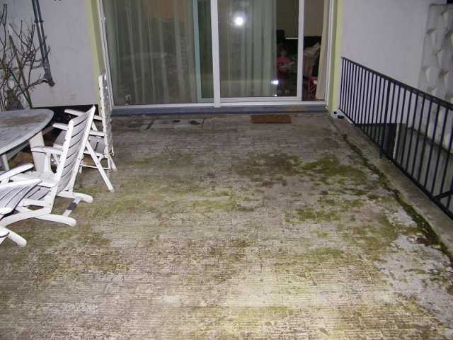 BAU.DE / BAU-Forum: 1. Bild zu Frage "Terrasse pflastern & &uuml;berdachen: Kosten, Materialien & Vorgehen bei Betonschicht?" im BAU-Forum "Estrich und Bodenbel&auml;ge"