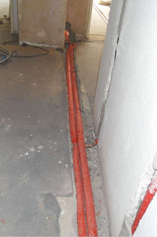 BAU.DE / BAU-Forum: 1. Bild zu Antwort "Estrich-Schlitz im Flur: Fliesenleger-Tipps für Reparatur" auf die Frage "Estrich reparieren nach Heizungsrohrverlegung: Anleitung, Material & Kosten sparen?" im BAU-Forum "Estrich und Bodenbeläge" BAU.DE / BAU-Forum: 1. Bild zu Antwort "Estrich-Schlitz im Flur: Fliesenleger-Tipps für Reparatur" auf die Frage "Estrich reparieren nach Heizungsrohrverlegung: Anleitung, Material & Kosten sparen?" im BAU-Forum "Estrich und Bodenbeläge"