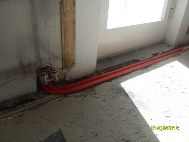 BAU.DE / BAU-Forum: 2. Bild zu Antwort "Estrich-Schlitz im Flur: Fliesenleger-Tipps für Reparatur" auf die Frage "Estrich reparieren nach Heizungsrohrverlegung: Anleitung, Material & Kosten sparen?" im BAU-Forum "Estrich und Bodenbeläge" BAU.DE / BAU-Forum: 2. Bild zu Antwort "Estrich-Schlitz im Flur: Fliesenleger-Tipps für Reparatur" auf die Frage "Estrich reparieren nach Heizungsrohrverlegung: Anleitung, Material & Kosten sparen?" im BAU-Forum "Estrich und Bodenbeläge"