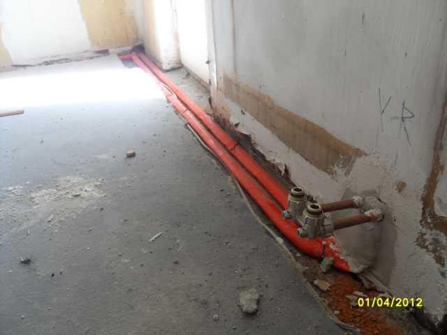 BAU.DE / BAU-Forum: 3. Bild zu Antwort "Estrich-Schlitz im Flur: Fliesenleger-Tipps für Reparatur" auf die Frage "Estrich reparieren nach Heizungsrohrverlegung: Anleitung, Material & Kosten sparen?" im BAU-Forum "Estrich und Bodenbeläge" BAU.DE / BAU-Forum: 3. Bild zu Antwort "Estrich-Schlitz im Flur: Fliesenleger-Tipps für Reparatur" auf die Frage "Estrich reparieren nach Heizungsrohrverlegung: Anleitung, Material & Kosten sparen?" im BAU-Forum "Estrich und Bodenbeläge"