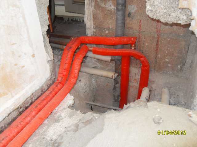 BAU.DE / BAU-Forum: 4. Bild zu Antwort "Estrich-Schlitz im Flur: Fliesenleger-Tipps für Reparatur" auf die Frage "Estrich reparieren nach Heizungsrohrverlegung: Anleitung, Material & Kosten sparen?" im BAU-Forum "Estrich und Bodenbeläge" BAU.DE / BAU-Forum: 4. Bild zu Antwort "Estrich-Schlitz im Flur: Fliesenleger-Tipps für Reparatur" auf die Frage "Estrich reparieren nach Heizungsrohrverlegung: Anleitung, Material & Kosten sparen?" im BAU-Forum "Estrich und Bodenbeläge"