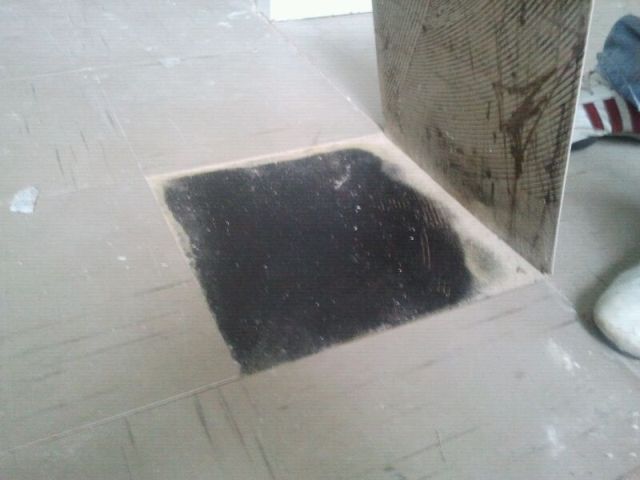 BAU.DE / BAU-Forum: 1. Bild zu Frage "Asbest in PVC-Bodenplatten? Wohnung Bj. 1981 &ndash; Erkennung, Gefahren & Sanierungskosten?" im BAU-Forum "Estrich und Bodenbel&auml;ge"