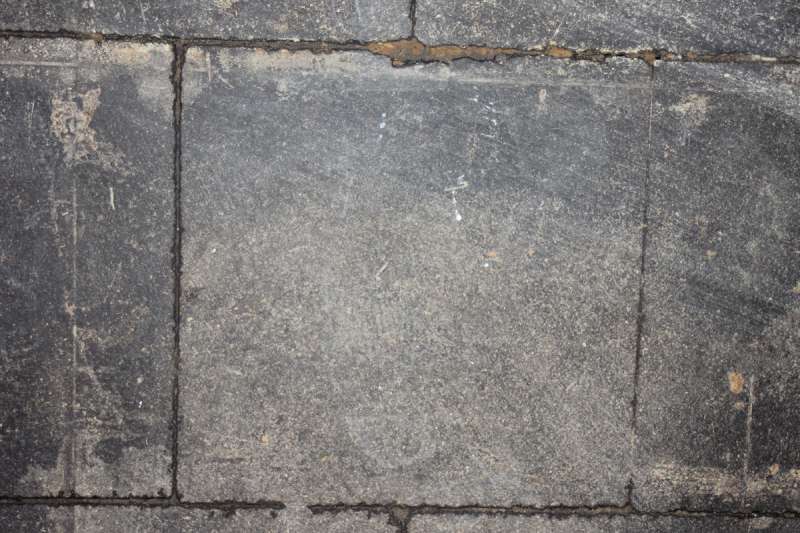 BAU.DE / BAU-Forum: 1. Bild zu Frage "Bodenplatte aus Kunststein (Bitumen/Teer): Erkennung, Gefahren & Sanierung?" im BAU-Forum "Estrich und Bodenbeläge" BAU.DE / BAU-Forum: 1. Bild zu Frage "Bodenplatte aus Kunststein (Bitumen/Teer): Erkennung, Gefahren & Sanierung?" im BAU-Forum "Estrich und Bodenbeläge"