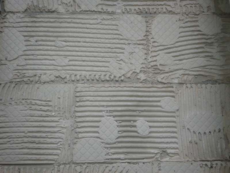 BAU.DE / BAU-Forum: 1. Bild zu Frage "Fliesen haften nicht: Ursachenforschung (Untergrund, Kleber?) & Tipps zur Probleml&ouml;sung" im BAU-Forum "Estrich und Bodenbel&auml;ge"