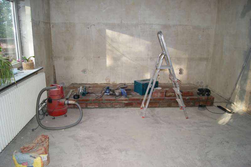 BAU.DE / BAU-Forum: 1. Bild zu Frage "Estrichrisse nach Kaminempore: Ursachen, Sanierung & Statik pr&uuml;fen?" im BAU-Forum "Estrich und Bodenbel&auml;ge"