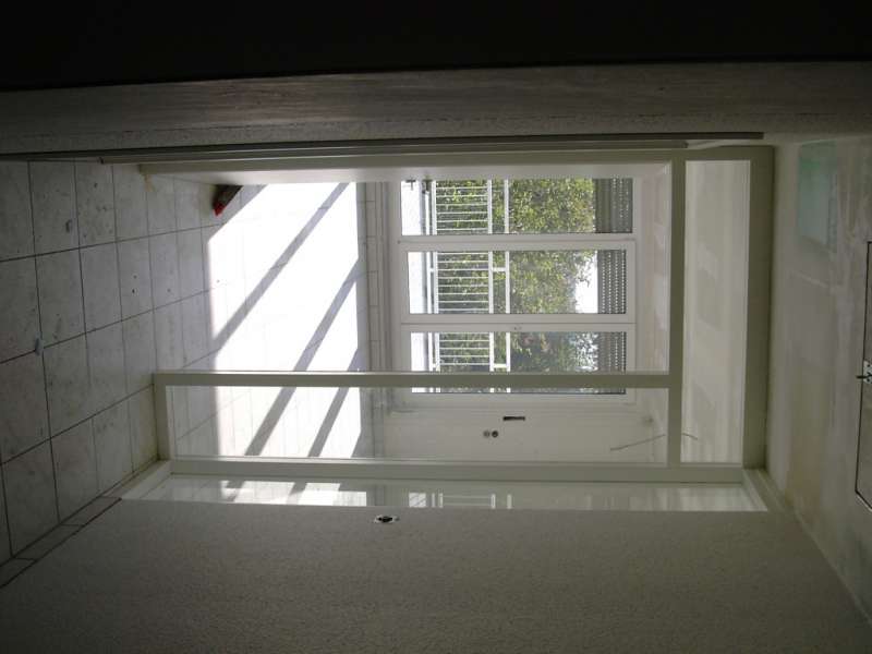 BAU.DE / BAU-Forum: 2. Bild zu Antwort "Fotos: Anschlussfugen mit M&ouml;rtel &ndash; Baudokumentation 2005" auf die Frage "Anschlussfugen mit M&ouml;rtel statt Silikon: Schallprobleme, Sanierung & Alternativen?" im BAU-Forum "Estrich und Bodenbel&auml;ge"