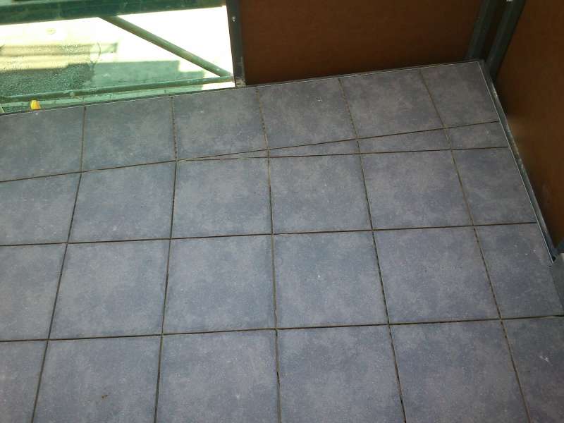 BAU.DE / BAU-Forum: 2. Bild zu Frage "Balkonfliesen Neubau: Verlegefehler? Fugenbild mangelhaft &ndash; Rechte auf Nachbesserung?" im BAU-Forum "Estrich und Bodenbel&auml;ge"