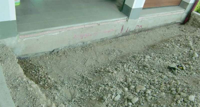 BAU.DE / BAU-Forum: 1. Bild zu Antwort "Zusatzinfo: Detailbild Garageneinfahrt-Anschluss an Estrich" auf die Frage "Garageneinfahrt an Estrich anschlie&szlig;en: Risiken, Abdichtung & fachgerechte Ausf&uuml;hrung?" im BAU-Forum "Estrich und Bodenbel&auml;ge"