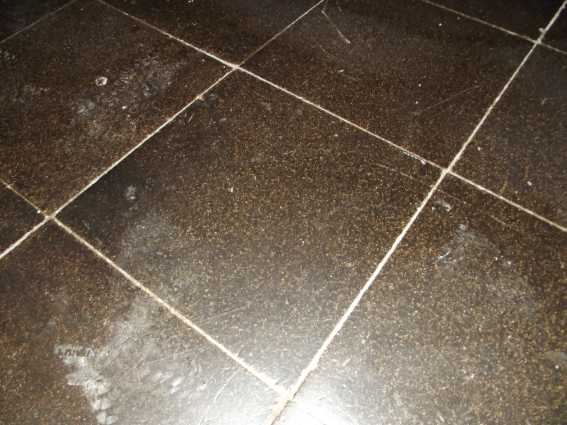 BAU.DE / BAU-Forum: 4. Bild zu Antwort "Hier die Bilder" auf die Frage "Asbest in alten Bodenfliesen? Materialerkennung, Gefahren & korrekte Entsorgung" im BAU-Forum "Estrich und Bodenbel&auml;ge"