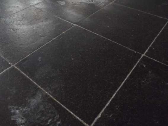 BAU.DE / BAU-Forum: 5. Bild zu Antwort "Hier die Bilder" auf die Frage "Asbest in alten Bodenfliesen? Materialerkennung, Gefahren & korrekte Entsorgung" im BAU-Forum "Estrich und Bodenbel&auml;ge"