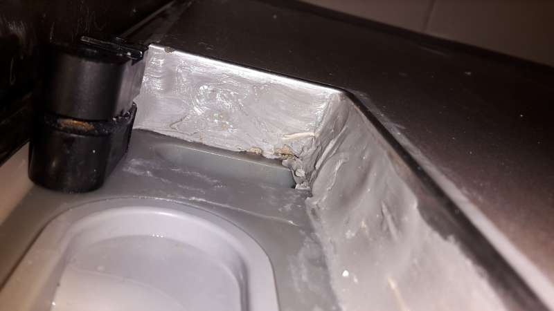 BAU.DE / BAU-Forum: 1. Bild zu Antwort "Fliesentausch ohne Aufsicht: Abdichtung unsicher – Bilder prüfen!" auf die Frage "Verbundabdichtung nach Fliesentausch: Funktion, Risiken & korrekte Ausführung?" im BAU-Forum "Estrich und Bodenbeläge" BAU.DE / BAU-Forum: 1. Bild zu Antwort "Fliesentausch ohne Aufsicht: Abdichtung unsicher – Bilder prüfen!" auf die Frage "Verbundabdichtung nach Fliesentausch: Funktion, Risiken & korrekte Ausführung?" im BAU-Forum "Estrich und Bodenbeläge"