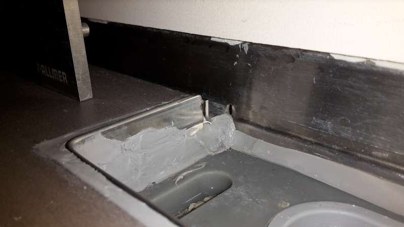 BAU.DE / BAU-Forum: 2. Bild zu Antwort "Fliesentausch ohne Aufsicht: Abdichtung unsicher – Bilder prüfen!" auf die Frage "Verbundabdichtung nach Fliesentausch: Funktion, Risiken & korrekte Ausführung?" im BAU-Forum "Estrich und Bodenbeläge" BAU.DE / BAU-Forum: 2. Bild zu Antwort "Fliesentausch ohne Aufsicht: Abdichtung unsicher – Bilder prüfen!" auf die Frage "Verbundabdichtung nach Fliesentausch: Funktion, Risiken & korrekte Ausführung?" im BAU-Forum "Estrich und Bodenbeläge"