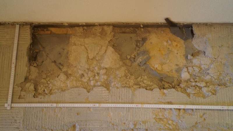 BAU.DE / BAU-Forum: 1. Bild zu Frage "Estrich Loch reparieren: Anleitung, Materialien & Kosten für die Reparatur?" im BAU-Forum "Estrich und Bodenbeläge" BAU.DE / BAU-Forum: 1. Bild zu Frage "Estrich Loch reparieren: Anleitung, Materialien & Kosten für die Reparatur?" im BAU-Forum "Estrich und Bodenbeläge"