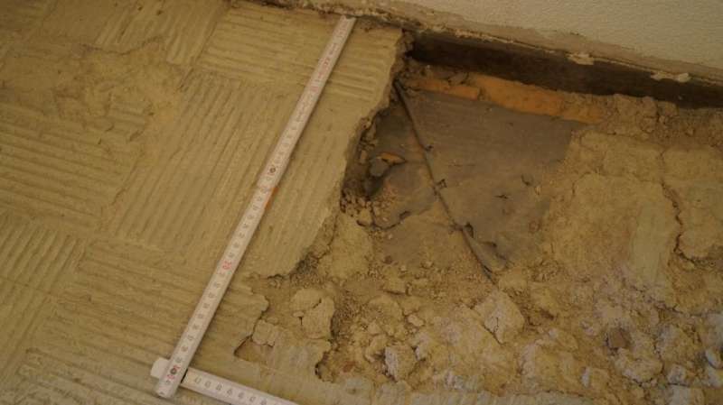 BAU.DE / BAU-Forum: 2. Bild zu Frage "Estrich Loch reparieren: Anleitung, Materialien & Kosten für die Reparatur?" im BAU-Forum "Estrich und Bodenbeläge" BAU.DE / BAU-Forum: 2. Bild zu Frage "Estrich Loch reparieren: Anleitung, Materialien & Kosten für die Reparatur?" im BAU-Forum "Estrich und Bodenbeläge"