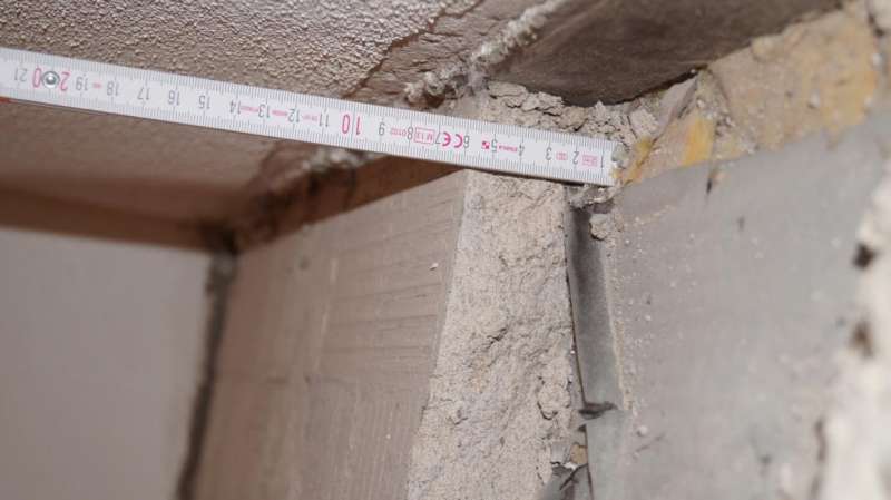 BAU.DE / BAU-Forum: 3. Bild zu Frage "Estrich Loch reparieren: Anleitung, Materialien & Kosten für die Reparatur?" im BAU-Forum "Estrich und Bodenbeläge" BAU.DE / BAU-Forum: 3. Bild zu Frage "Estrich Loch reparieren: Anleitung, Materialien & Kosten für die Reparatur?" im BAU-Forum "Estrich und Bodenbeläge"