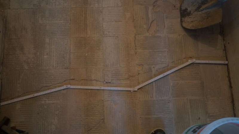 BAU.DE / BAU-Forum: 4. Bild zu Frage "Estrich Loch reparieren: Anleitung, Materialien & Kosten für die Reparatur?" im BAU-Forum "Estrich und Bodenbeläge" BAU.DE / BAU-Forum: 4. Bild zu Frage "Estrich Loch reparieren: Anleitung, Materialien & Kosten für die Reparatur?" im BAU-Forum "Estrich und Bodenbeläge"