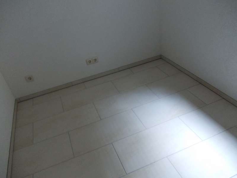 BAU.DE / BAU-Forum: 1. Bild zu Antwort "Fuge zwischen Boden- und Sockelfliesen (Bodenfliesen, Sockelfliesen)" auf die Frage "Haftet Silikon auf Acryl-Fugendichtstoff? Tipps & Tricks zur Abdichtung" im BAU-Forum "Estrich und Bodenbeläge" BAU.DE / BAU-Forum: 1. Bild zu Antwort "Fuge zwischen Boden- und Sockelfliesen (Bodenfliesen, Sockelfliesen)" auf die Frage "Haftet Silikon auf Acryl-Fugendichtstoff? Tipps & Tricks zur Abdichtung" im BAU-Forum "Estrich und Bodenbeläge"