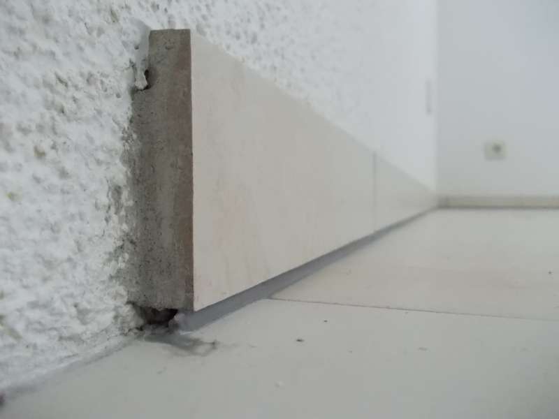 BAU.DE / BAU-Forum: 2. Bild zu Antwort "Fuge zwischen Boden- und Sockelfliesen (Bodenfliesen, Sockelfliesen)" auf die Frage "Haftet Silikon auf Acryl-Fugendichtstoff? Tipps & Tricks zur Abdichtung" im BAU-Forum "Estrich und Bodenbeläge" BAU.DE / BAU-Forum: 2. Bild zu Antwort "Fuge zwischen Boden- und Sockelfliesen (Bodenfliesen, Sockelfliesen)" auf die Frage "Haftet Silikon auf Acryl-Fugendichtstoff? Tipps & Tricks zur Abdichtung" im BAU-Forum "Estrich und Bodenbeläge"