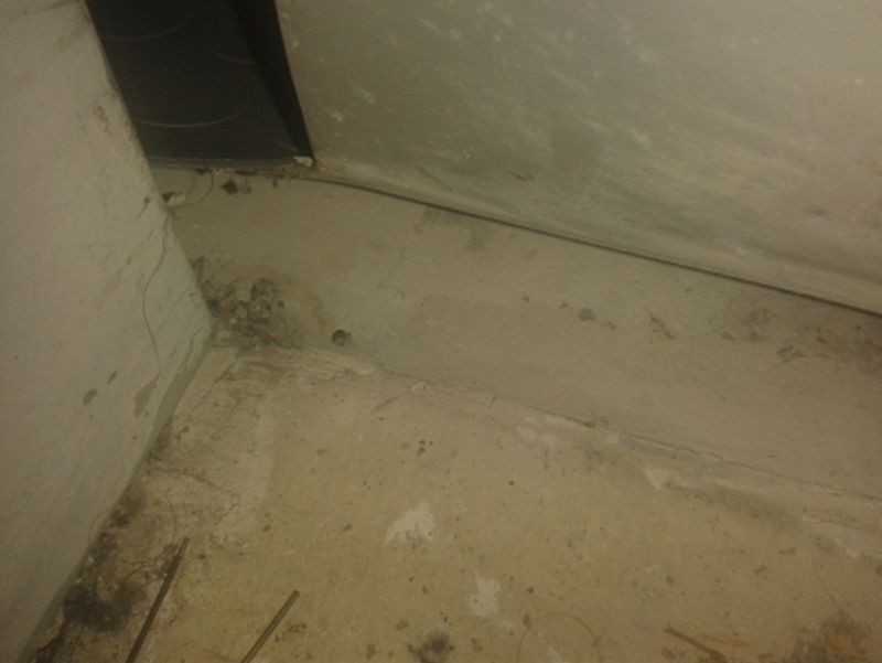 BAU.DE / BAU-Forum: 1. Bild zu Frage "Zwischen Dielenboden und PVC-Belag: Welches Material ist das?" im BAU-Forum "Estrich und Bodenbeläge" BAU.DE / BAU-Forum: 1. Bild zu Frage "Zwischen Dielenboden und PVC-Belag: Welches Material ist das?" im BAU-Forum "Estrich und Bodenbeläge"