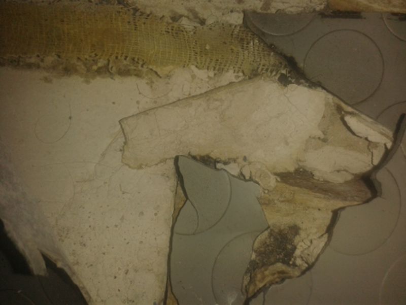 BAU.DE / BAU-Forum: 3. Bild zu Frage "Zwischen Dielenboden und PVC-Belag: Welches Material ist das?" im BAU-Forum "Estrich und Bodenbeläge" BAU.DE / BAU-Forum: 3. Bild zu Frage "Zwischen Dielenboden und PVC-Belag: Welches Material ist das?" im BAU-Forum "Estrich und Bodenbeläge"