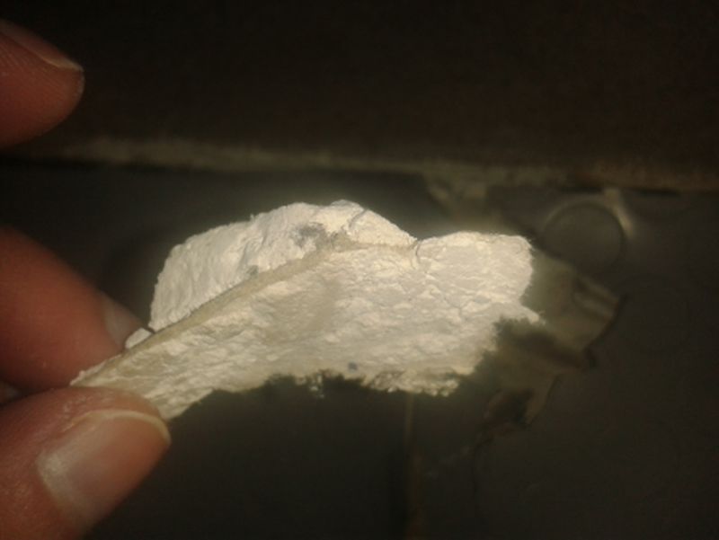 BAU.DE / BAU-Forum: 4. Bild zu Frage "Zwischen Dielenboden und PVC-Belag: Welches Material ist das?" im BAU-Forum "Estrich und Bodenbeläge" BAU.DE / BAU-Forum: 4. Bild zu Frage "Zwischen Dielenboden und PVC-Belag: Welches Material ist das?" im BAU-Forum "Estrich und Bodenbeläge"