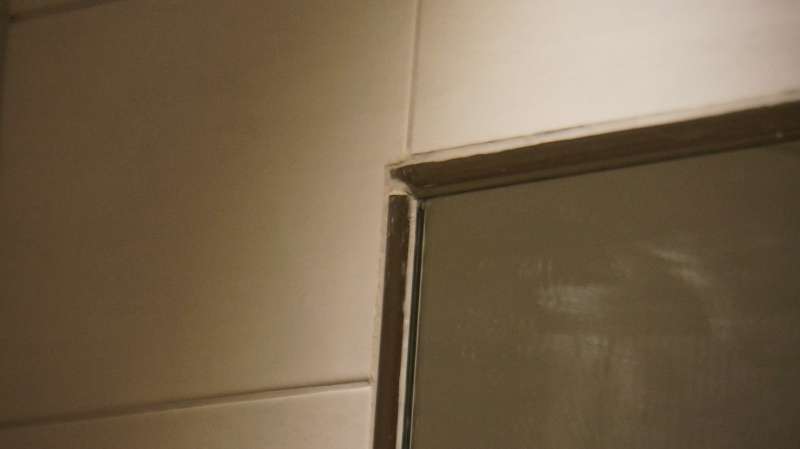 BAU.DE / BAU-Forum: 2. Bild zu Frage "Mängelrüge an Fliesenleger Meister berechtigt?" im BAU-Forum "Estrich und Bodenbeläge" BAU.DE / BAU-Forum: 2. Bild zu Frage "Mängelrüge an Fliesenleger Meister berechtigt?" im BAU-Forum "Estrich und Bodenbeläge"