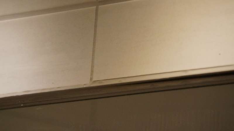 BAU.DE / BAU-Forum: 3. Bild zu Frage "Mängelrüge an Fliesenleger Meister berechtigt?" im BAU-Forum "Estrich und Bodenbeläge" BAU.DE / BAU-Forum: 3. Bild zu Frage "Mängelrüge an Fliesenleger Meister berechtigt?" im BAU-Forum "Estrich und Bodenbeläge"