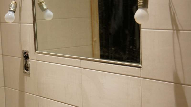 BAU.DE / BAU-Forum: 4. Bild zu Frage "Mängelrüge an Fliesenleger Meister berechtigt?" im BAU-Forum "Estrich und Bodenbeläge" BAU.DE / BAU-Forum: 4. Bild zu Frage "Mängelrüge an Fliesenleger Meister berechtigt?" im BAU-Forum "Estrich und Bodenbeläge"