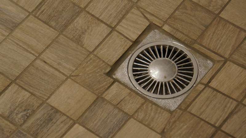 BAU.DE / BAU-Forum: 5. Bild zu Frage "Mängelrüge an Fliesenleger Meister berechtigt?" im BAU-Forum "Estrich und Bodenbeläge" BAU.DE / BAU-Forum: 5. Bild zu Frage "Mängelrüge an Fliesenleger Meister berechtigt?" im BAU-Forum "Estrich und Bodenbeläge"