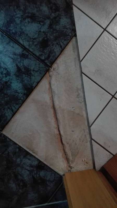 BAU.DE / BAU-Forum: 1. Bild zu Frage "lockere Fliesen wegen Holz im Estrich" im BAU-Forum "Estrich und Bodenbeläge" BAU.DE / BAU-Forum: 1. Bild zu Frage "lockere Fliesen wegen Holz im Estrich" im BAU-Forum "Estrich und Bodenbeläge"