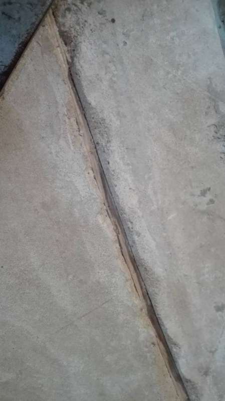 BAU.DE / BAU-Forum: 2. Bild zu Frage "lockere Fliesen wegen Holz im Estrich" im BAU-Forum "Estrich und Bodenbeläge" BAU.DE / BAU-Forum: 2. Bild zu Frage "lockere Fliesen wegen Holz im Estrich" im BAU-Forum "Estrich und Bodenbeläge"