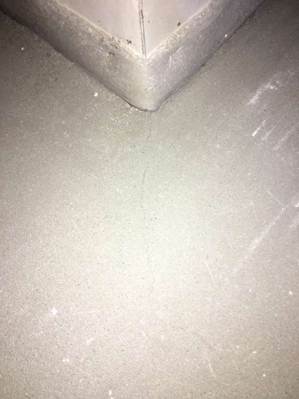 BAU.DE / BAU-Forum: 1. Bild zu Frage "Riss im Zementestrich in der Trocknungsphase" im BAU-Forum "Estrich und Bodenbeläge" BAU.DE / BAU-Forum: 1. Bild zu Frage "Riss im Zementestrich in der Trocknungsphase" im BAU-Forum "Estrich und Bodenbeläge"
