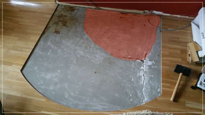 BAU.DE / BAU-Forum: 1. Bild zu Frage "Risse im '74er Estrich, nun sollen Fliesen und Ofen drauf" im BAU-Forum "Estrich und Bodenbel&auml;ge"