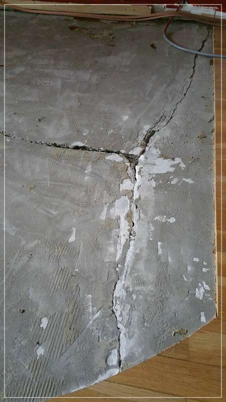 BAU.DE / BAU-Forum: 3. Bild zu Frage "Risse im '74er Estrich, nun sollen Fliesen und Ofen drauf" im BAU-Forum "Estrich und Bodenbel&auml;ge"