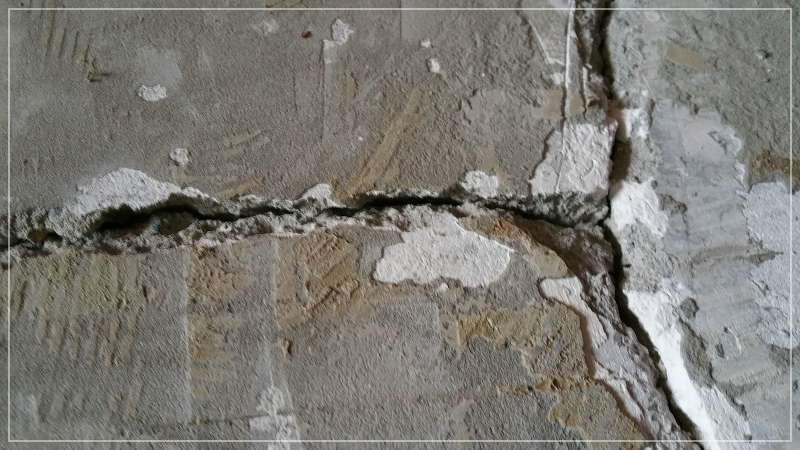 BAU.DE / BAU-Forum: 4. Bild zu Frage "Risse im '74er Estrich, nun sollen Fliesen und Ofen drauf" im BAU-Forum "Estrich und Bodenbel&auml;ge"