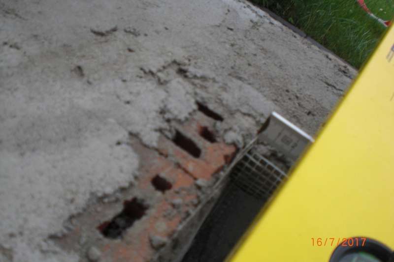 BAU.DE / BAU-Forum: 5. Bild zu Antwort "Am ersten Tag wurde die Mauer..." auf die Frage "Gartentreppe verputzen & fliesen: Wie eben muss die Wand sein? Anleitung & Tipps" im BAU-Forum "Estrich und Bodenbel&auml;ge"