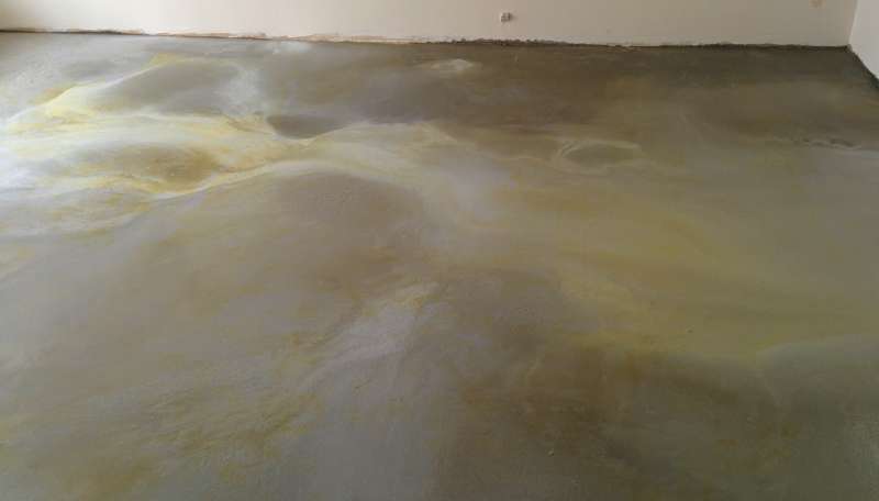 BAU.DE / BAU-Forum: 1. Bild zu Frage "Nivellierspachtel ist gelblich. Ist das normal?" im BAU-Forum "Estrich und Bodenbel&auml;ge"