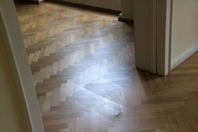 BAU.DE / BAU-Forum: 2. Bild zu Frage "Parkett zeigt nach Versiegelung Rollspuren vom Lackauftrag (Ans&auml;tze, Schatten)" im BAU-Forum "Estrich und Bodenbel&auml;ge"