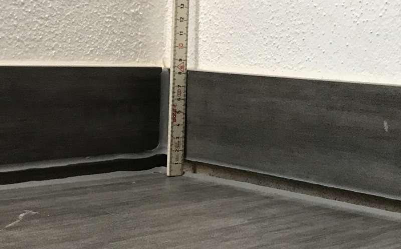 BAU.DE / BAU-Forum: 2. Bild zu Frage "Fliesenboden senkt sich im Randbereich (ganzes Haus)" im BAU-Forum "Estrich und Bodenbel&auml;ge"