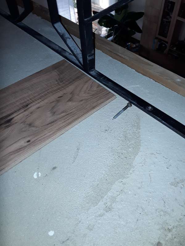 BAU.DE / BAU-Forum: 1. Bild zu Frage "wie Laminat am besten verlegen am Gel&auml;nder" im BAU-Forum "Estrich und Bodenbel&auml;ge"