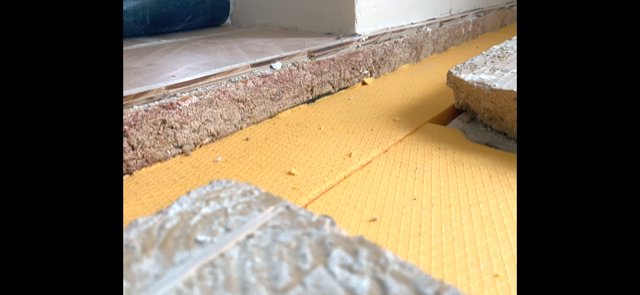 BAU.DE / BAU-Forum: 2. Bild zu Frage "10 cm breiter, ca. 1 m langer Schlitz im Estrich auff&uuml;llen" im BAU-Forum "Estrich und Bodenbel&auml;ge"