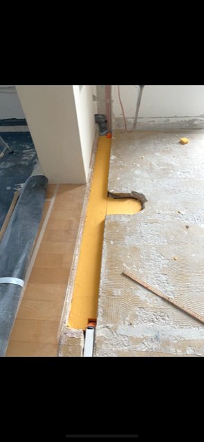 BAU.DE / BAU-Forum: 3. Bild zu Frage "10 cm breiter, ca. 1 m langer Schlitz im Estrich auff&uuml;llen" im BAU-Forum "Estrich und Bodenbel&auml;ge"
