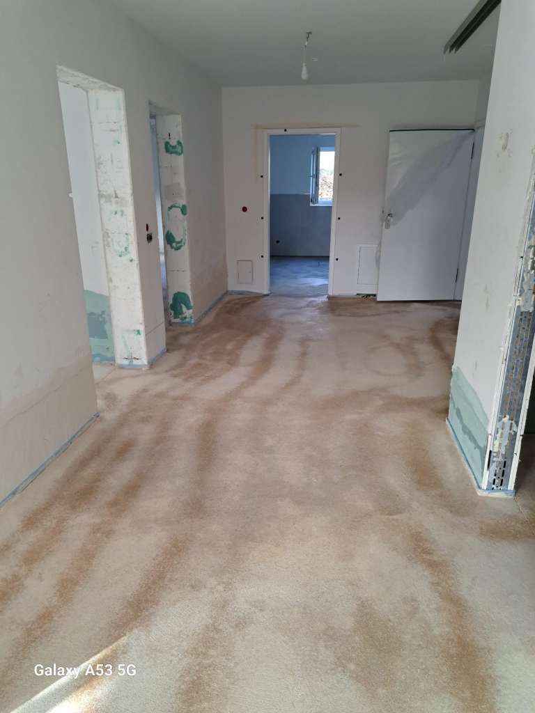 BAU.DE / BAU-Forum: 1. Bild zu Frage "Anhydritestrich nach Wasserschaden: Braune Flecken normal? Ursachen & Sanierung" im BAU-Forum "Estrich und Bodenbel&auml;ge"