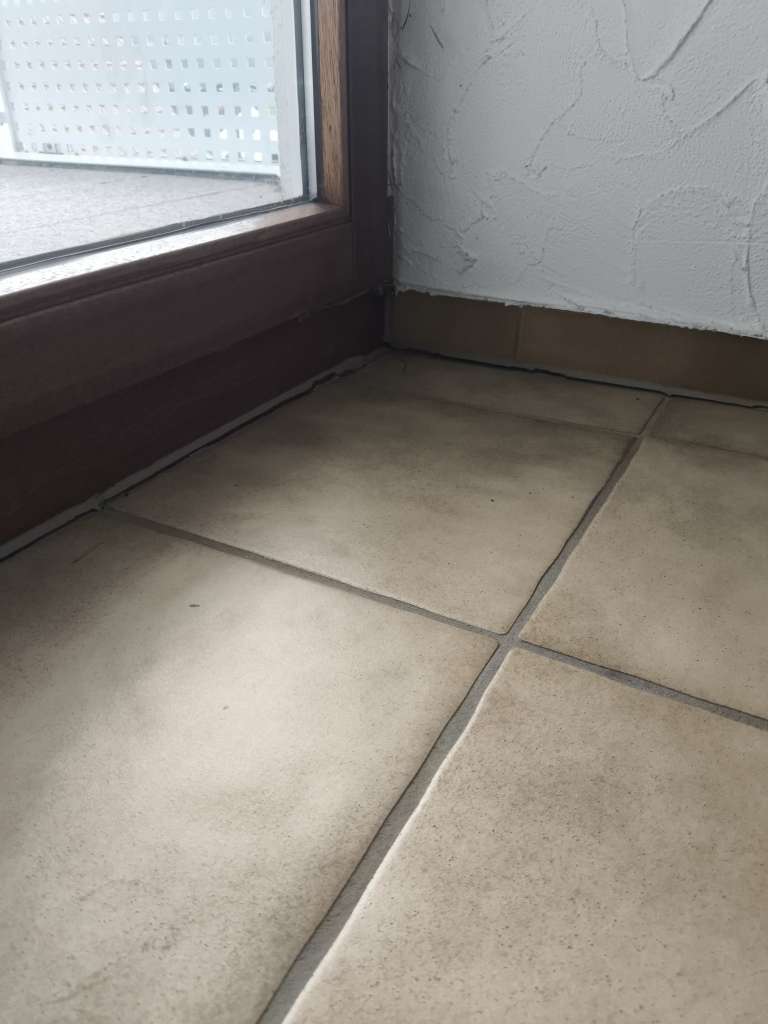 BAU.DE / BAU-Forum: 1. Bild zu Frage "Estrich senkt sich unter Fliesen: Ursachen, Risiken & L&ouml;sungen f&uuml;r Fu&szlig;bodenheizung?" im BAU-Forum "Estrich und Bodenbel&auml;ge"