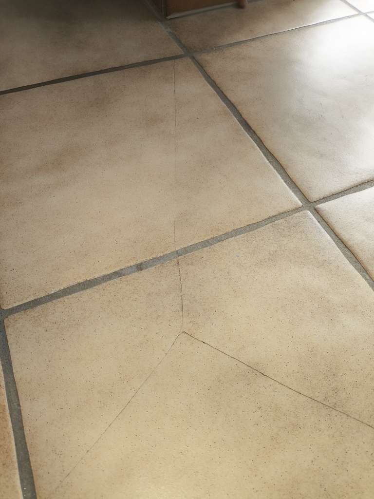 BAU.DE / BAU-Forum: 2. Bild zu Frage "Estrich senkt sich unter Fliesen: Ursachen, Risiken & L&ouml;sungen f&uuml;r Fu&szlig;bodenheizung?" im BAU-Forum "Estrich und Bodenbel&auml;ge"