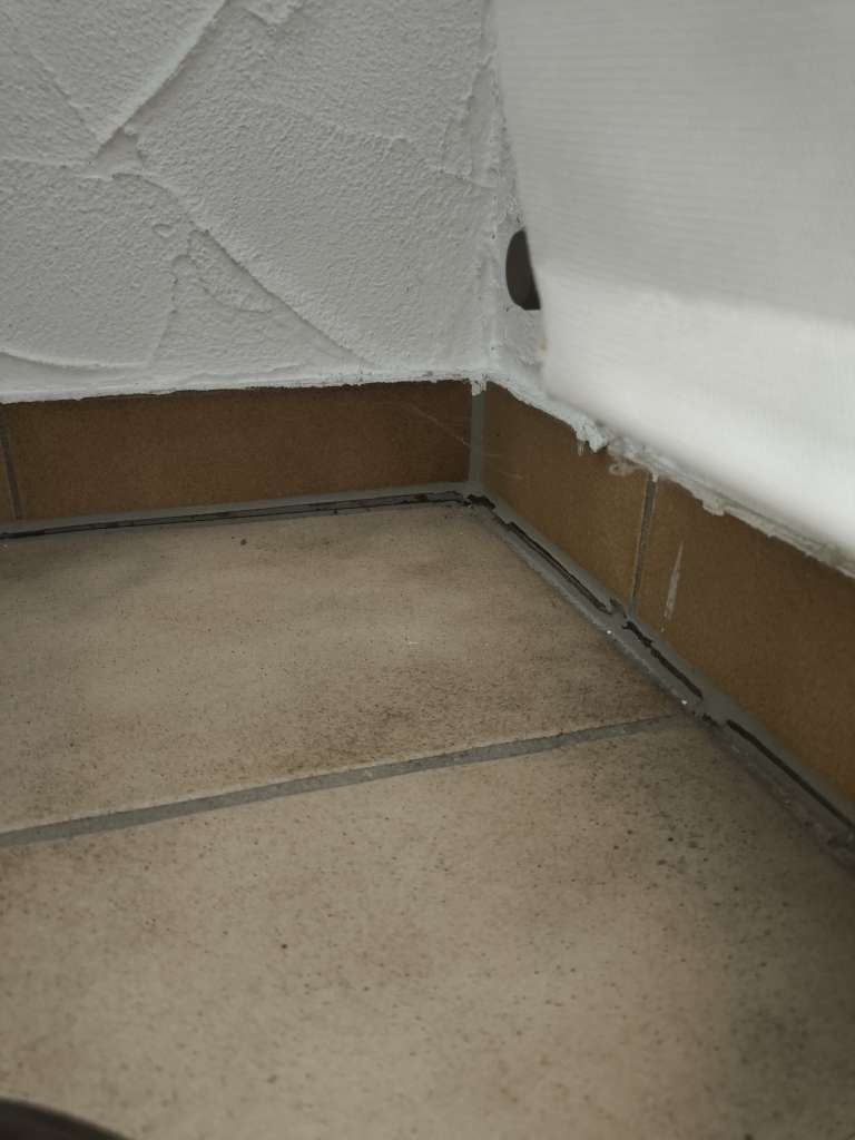 BAU.DE / BAU-Forum: 3. Bild zu Frage "Estrich senkt sich unter Fliesen: Ursachen, Risiken & L&ouml;sungen f&uuml;r Fu&szlig;bodenheizung?" im BAU-Forum "Estrich und Bodenbel&auml;ge"