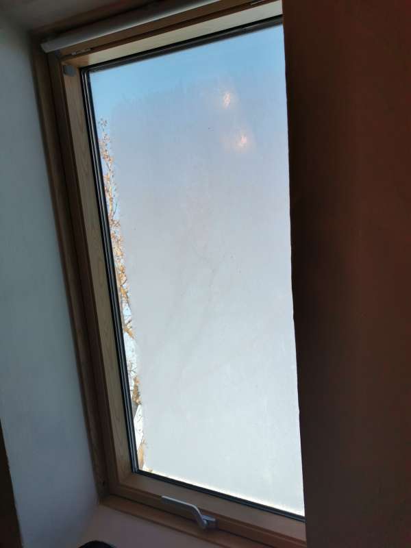 BAU.DE / BAU-Forum: 1. Bild zu Antwort "Dachfenster: 3-fach Verglasung vereist &ndash; Reklamation pr&uuml;fen!" auf die Frage "3-fach verglaste Fenster vereisen au&szlig;en: Ursachen, L&ouml;sungen & Erfahrungen?" im BAU-Forum "Fenster und Au&szlig;ent&uuml;ren"