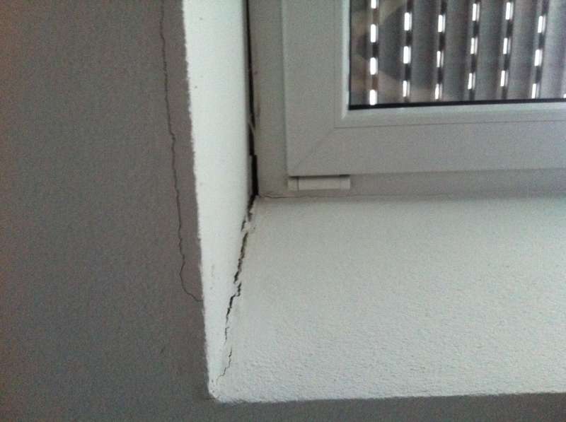 BAU.DE / BAU-Forum: 1. Bild zu Frage "Risse über Plastikfenster am Rollladenkasten: Ursachen, Risiken & Sanierung?" im BAU-Forum "Fenster und Außentüren" BAU.DE / BAU-Forum: 1. Bild zu Frage "Risse über Plastikfenster am Rollladenkasten: Ursachen, Risiken & Sanierung?" im BAU-Forum "Fenster und Außentüren"